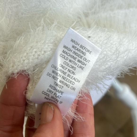 Mudd. Ladies, fuzzy white sweater size medium excellent condition super soft - Picture 7 of 8